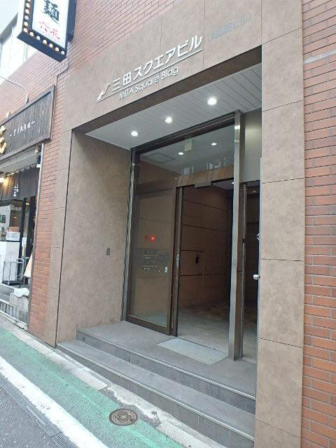 三田スクエアビルエントランス①