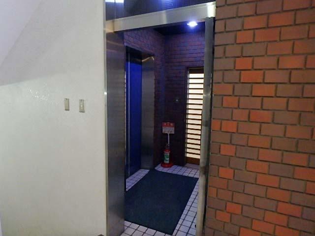 丸万１号館エントランス④
