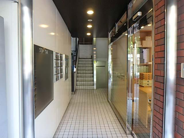 丸万１号館エントランス②
