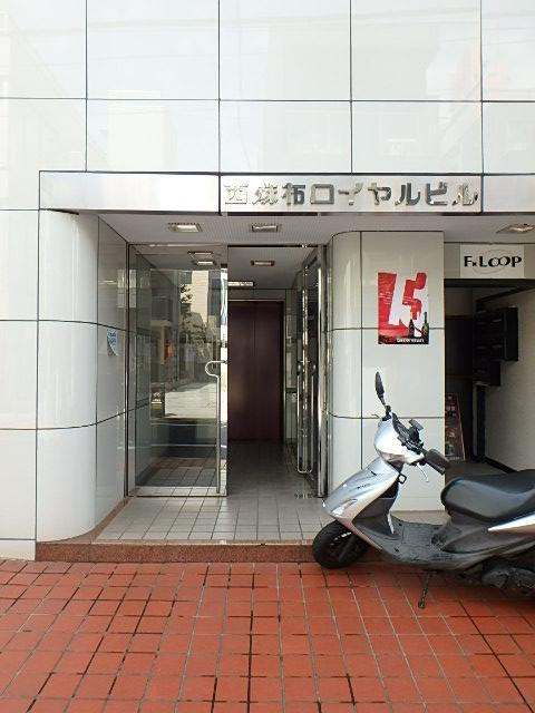 西麻布ロイヤルビルエントランス①