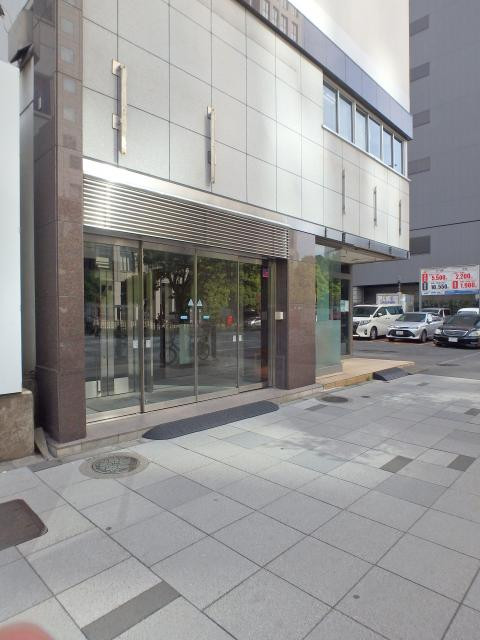 白亜ビルエントランス①