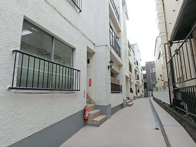 ピロティ青山ホール①