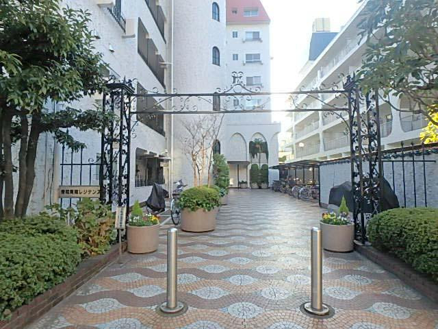 秀和青南レジデンスエントランス①