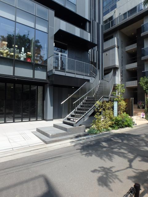 ＡＵＳＰＩＣＥ　ＯＭＯＴＥＳＡＮＤＯ／ＶＯＲＴ南青山Ⅲエントランス①