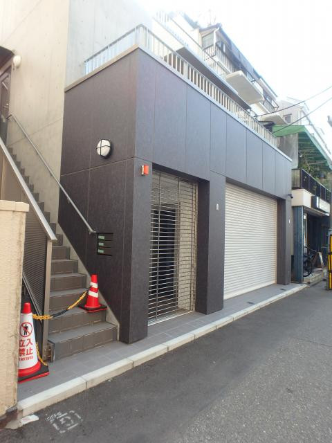 リベラ北青山３丁目ビルエントランス①