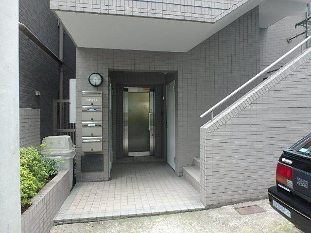 ヴィレッジイーストエントランス①