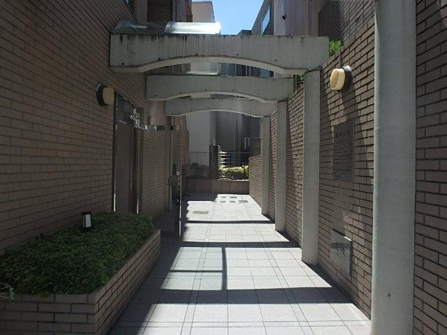 根本ビルエントランス②