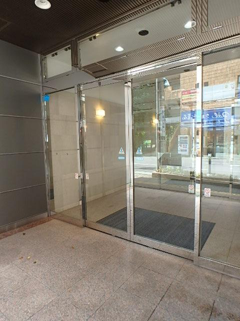 京王初台駅ビルエントランス③