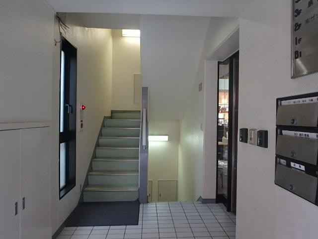 六美（ムツミ）ビルホール①