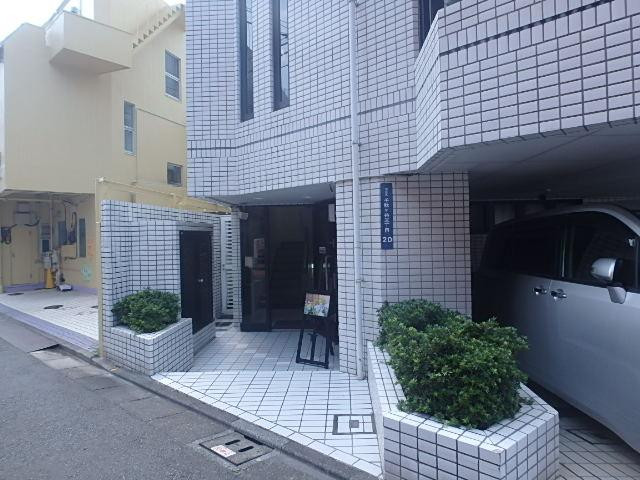 六美（ムツミ）ビルエントランス①