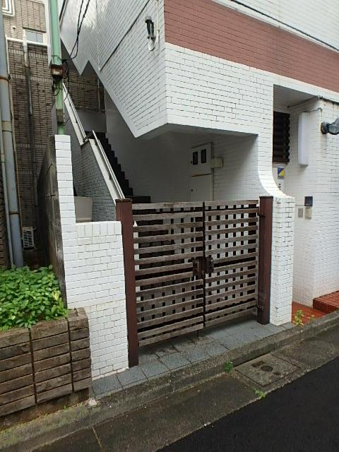 千駄ヶ谷郵便局ビルエントランス③