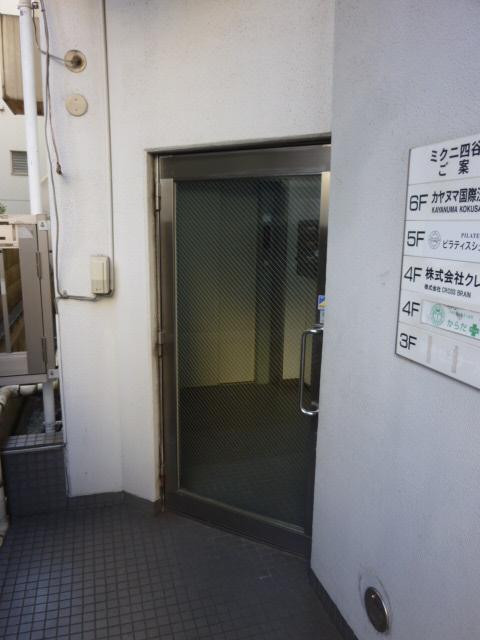 ミクニ四谷ビルエントランス①