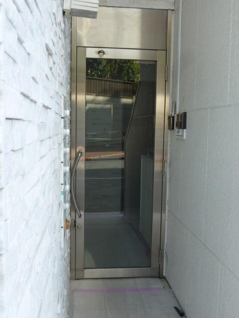 ＤｅＬＣＣＳ新宿御苑ビルエントランス①