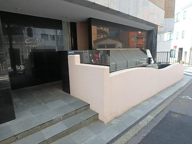 セラヴィ新宿ビルエントランス①