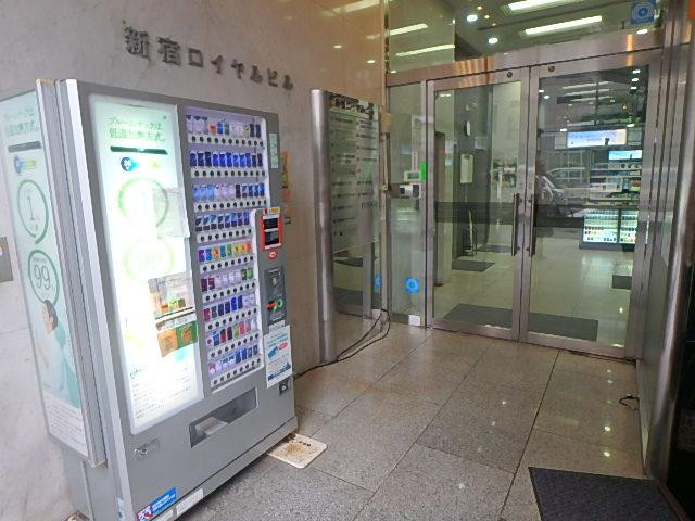 新宿ロイヤルビルエントランス③