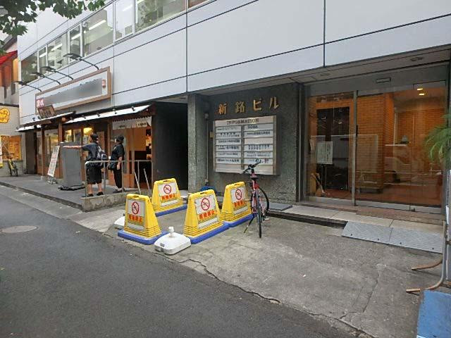 新銘ビルエントランス①