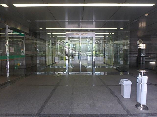 西新宿パークウエストビルエントランス②