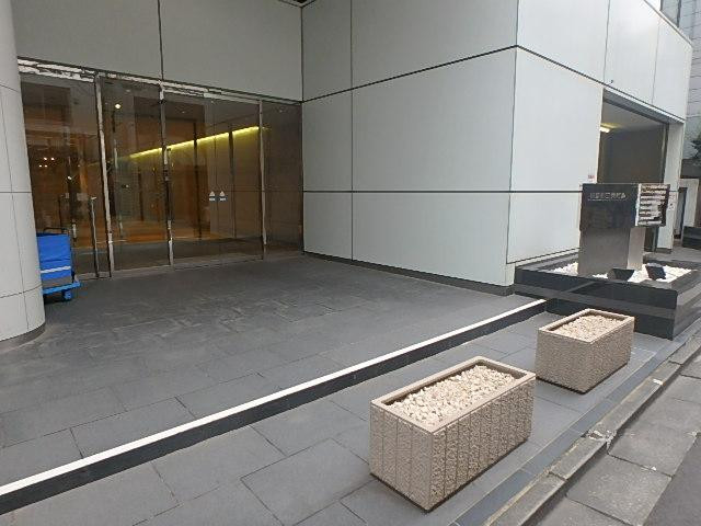 西新宿三晃ビルエントランス①