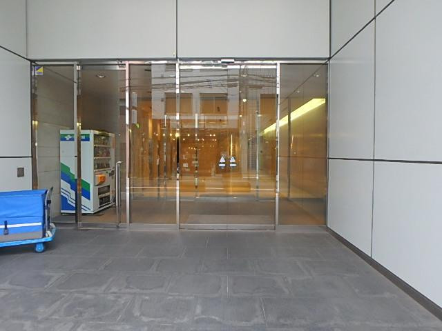 西新宿三晃ビルエントランス②