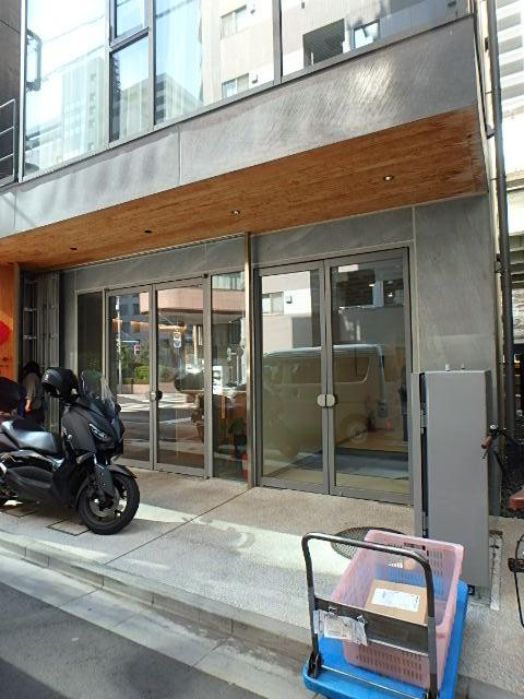ＷＨＡＲＦ神⽥三崎町ビルエントランス①