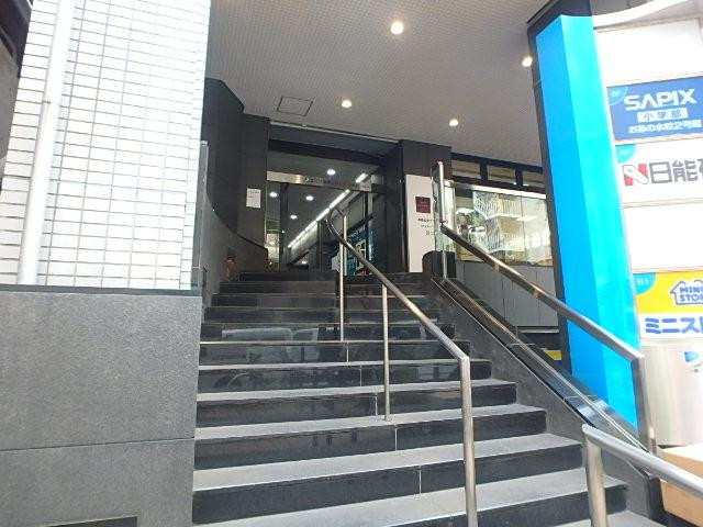 御茶ノ水駅前ビルエントランス①