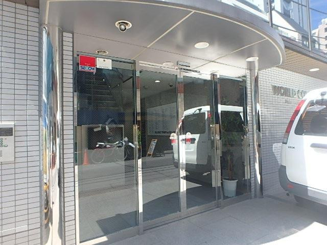 ワールドカラ―本社ビルエントランス②