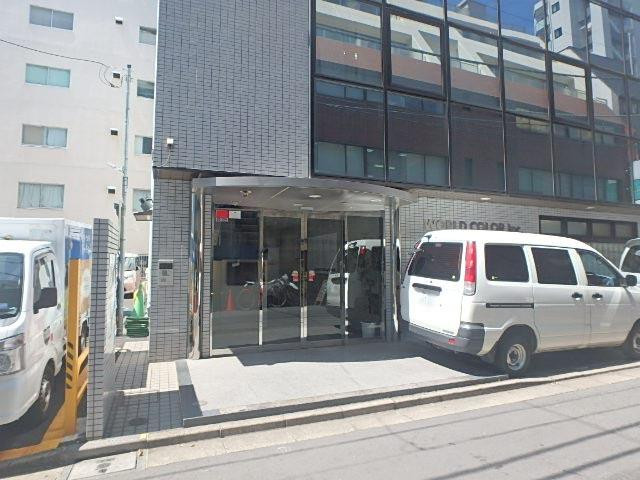ワールドカラ―本社ビルエントランス①