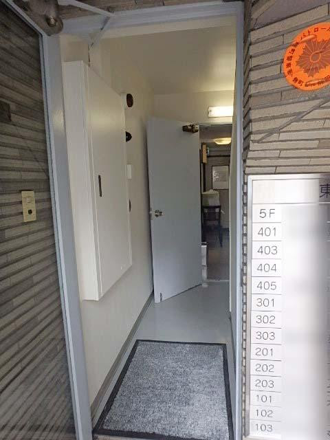 東西館ビルエントランス①