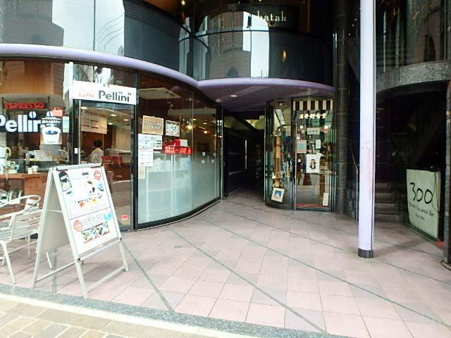 紫ビルエントランス①