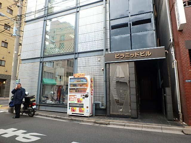 ピラミッドビルエントランス①