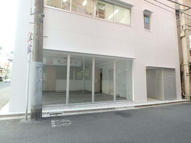 トムワンビルエントランス①