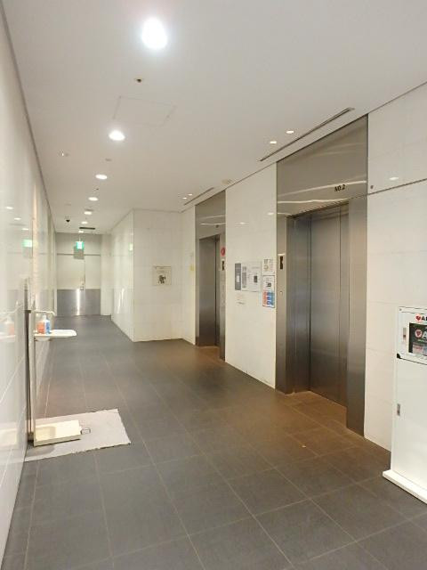 銀座並木通りビルホール①