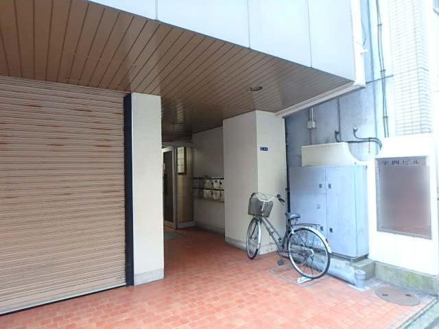 室四ビルエントランス①