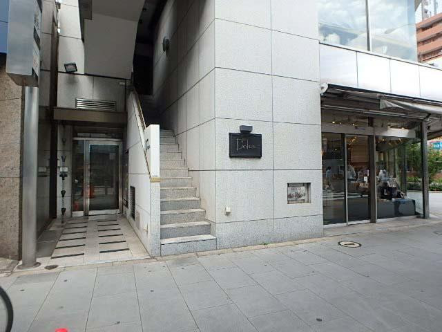 三原堂本店ビルエントランス①