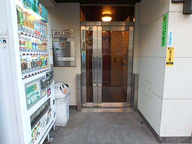 吾作ビルエントランス②