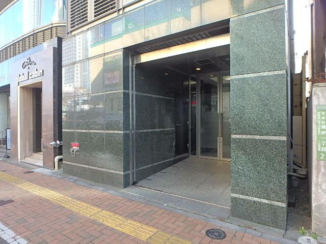 エー・ゼットキュウブビルエントランス①