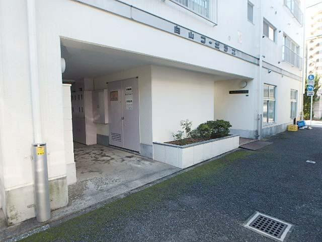白山コーポラス西棟エントランス①