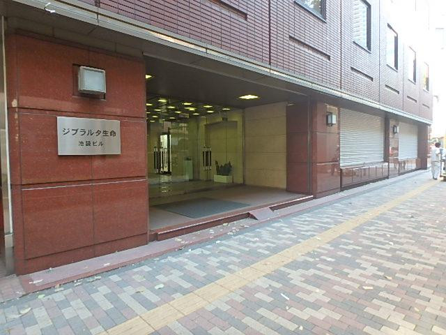 ジブラルタ生命池袋ビルエントランス①