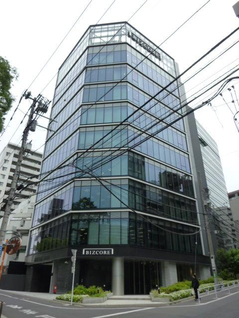 ガラスの静域、渋谷に見つけた洗練と機能《ＢＩＺＣＯＲＥ渋谷》