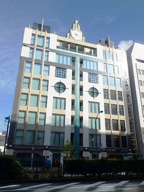 大時計が街を飾る――新宿の新しい顔、《テイケイ新宿ビル》