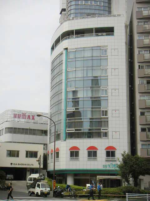 “90年代の風景”が今、心地いい。富久町交差点の角に建つ《サウスタワービル》