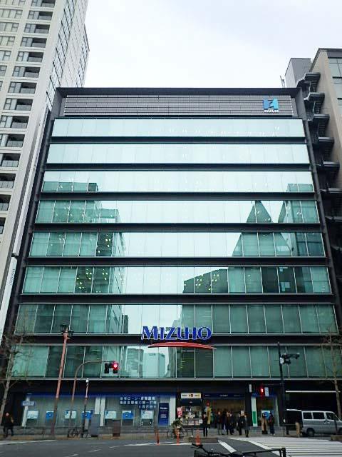 重厚感あるエントランスと洗練空間。《ヒューリック麹町ビル》で企業の印象をアップデート