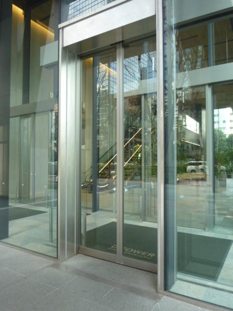 Dタワー西新宿のエントランス