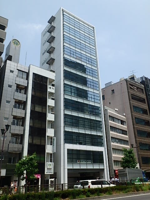 【新宿通り沿い】視認性良好のガラスファサード《アトム麹町タワー》