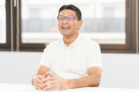 東京の賃貸オフィスの利用についてのインタビューに真摯に応じる株式会社ディジタルの執行役員、熊倉慎一氏