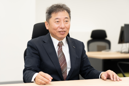 東京の賃貸オフィスの利用についてのインタビューに真摯に応じる株式会社ヒューマンテクノシステムの代表取締役、菊池琢磨氏