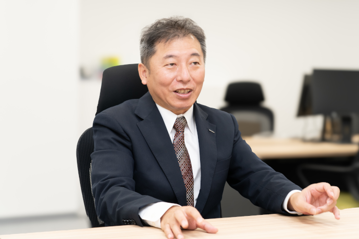 東京の賃貸オフィスの利用についてのインタビューを受ける株式会社ヒューマンテクノシステムの代表取締役、菊池琢磨氏