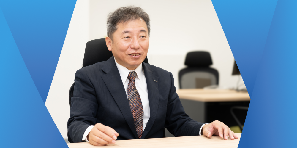 東京の賃貸オフィスの利用についてのインタビューに真摯に応じる株式会社ヒューマンテクノシステムの代表取締役、菊池琢磨氏