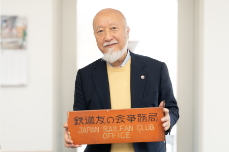 東京の賃貸オフィスの利用についてのインタビューに真摯に応じる鉄道友の会の理事・事務局長 鹿山晃氏