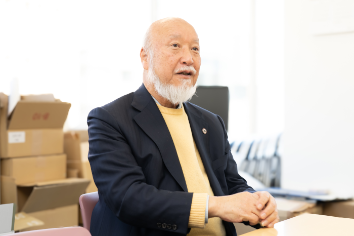 インタビューをうける鹿山 晃氏